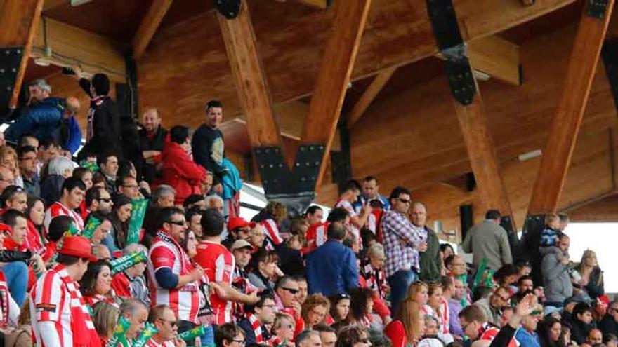 Los aficionados animan al equipo en el pasado play-off.