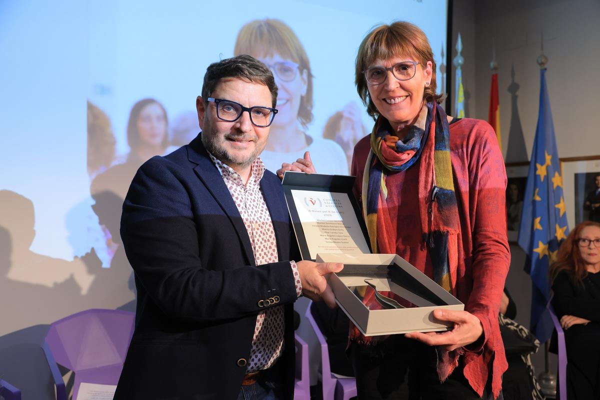 Xavier Aliaga, del CVC, entrega el reconocimiento a Pilar Larriba.