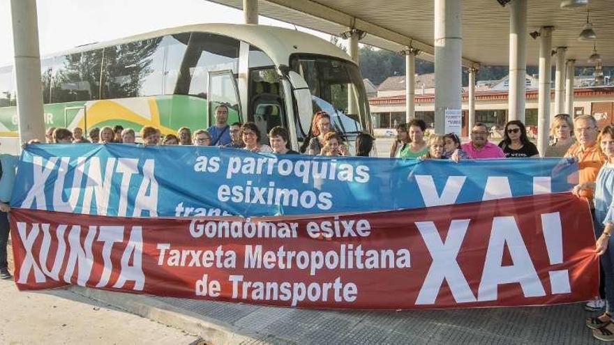 Los vecinos que viajaron ayer a Pontevedra para exigir la inclusión en el transporte metropolitano, en la estación gondomaresa, antes de tomar el bus. // Cristina Graña