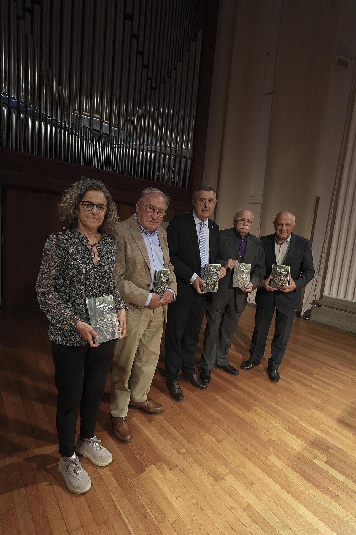 Fotogaleria: Victor Gay i Pere Codina reflexionen sobre la fragilitat de la vida en el llibre "Notes amb arrels"