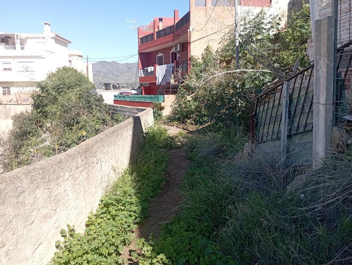 Murete instalado en su día por el Ayuntamiento en calle La Panala, Mangas Verdes, para evitar caídas, informa la asociación de vecinos.