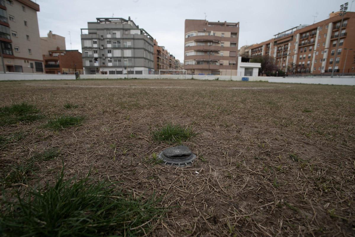 Estado de un aspersor en pleno terreno de juego.