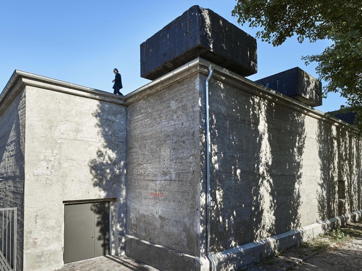 Désiré Feuerle camina sobre el tejado del antiguo búnker de la Segunda Guerra Mundial transformado en Feuerle Puig House