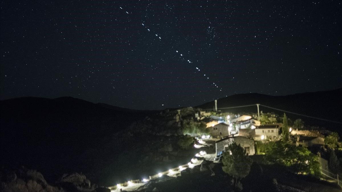 Satélites del proyecto 'StarLink' pasando por encima de la villa de Trevejo (Cáceres), el pasado junio.