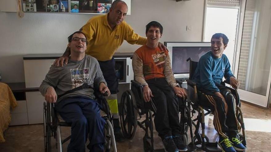 Los tres hermanos padecen una enfermedad degenerativa que le afecta a los músculos y llevan años sin asistir al colegio por la falta de un transporte adaptado.