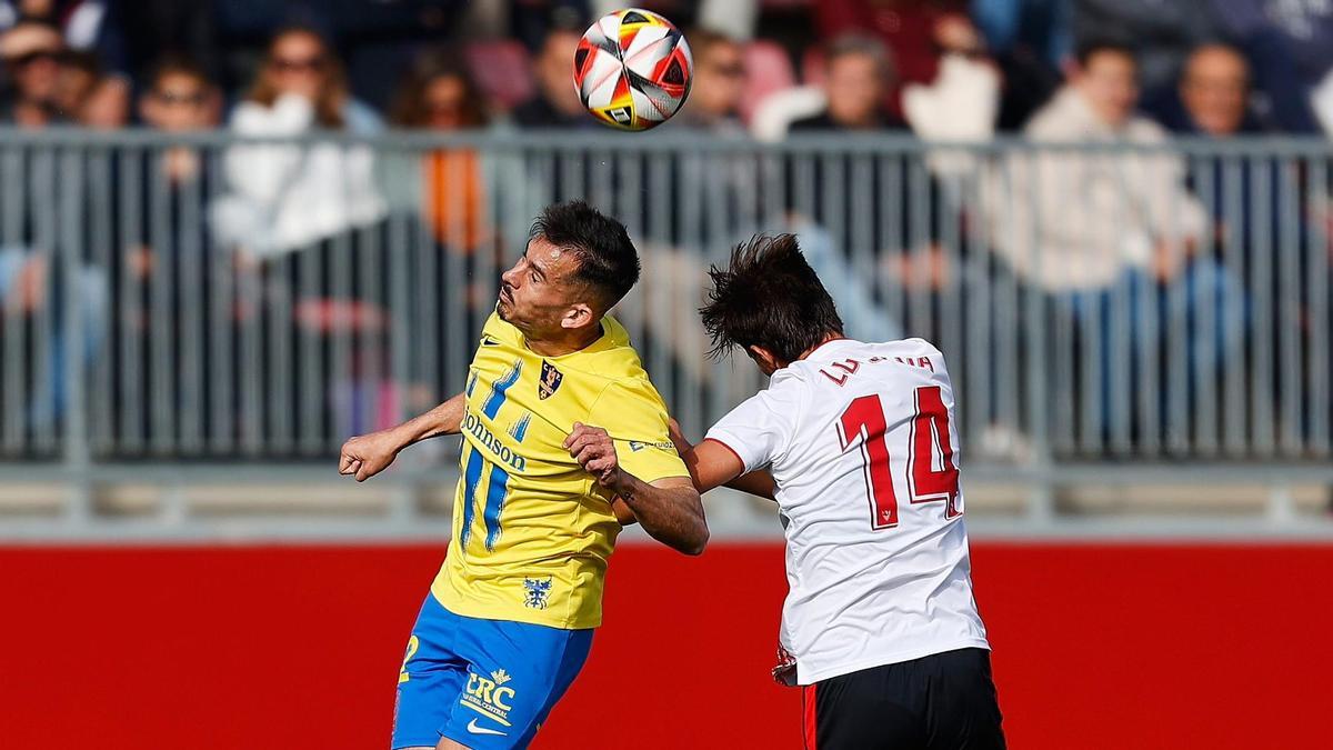 Lance del partido entre Sevilla Atlético y Orihuela