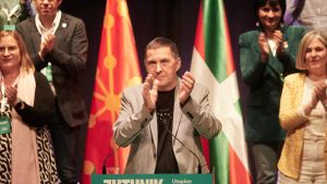 Arnaldo Otegi tras ser elegido secretario general de EH Bildu en el III Congreso de la coalición celebrado en el Auditorio Baluarte de Pamplona.