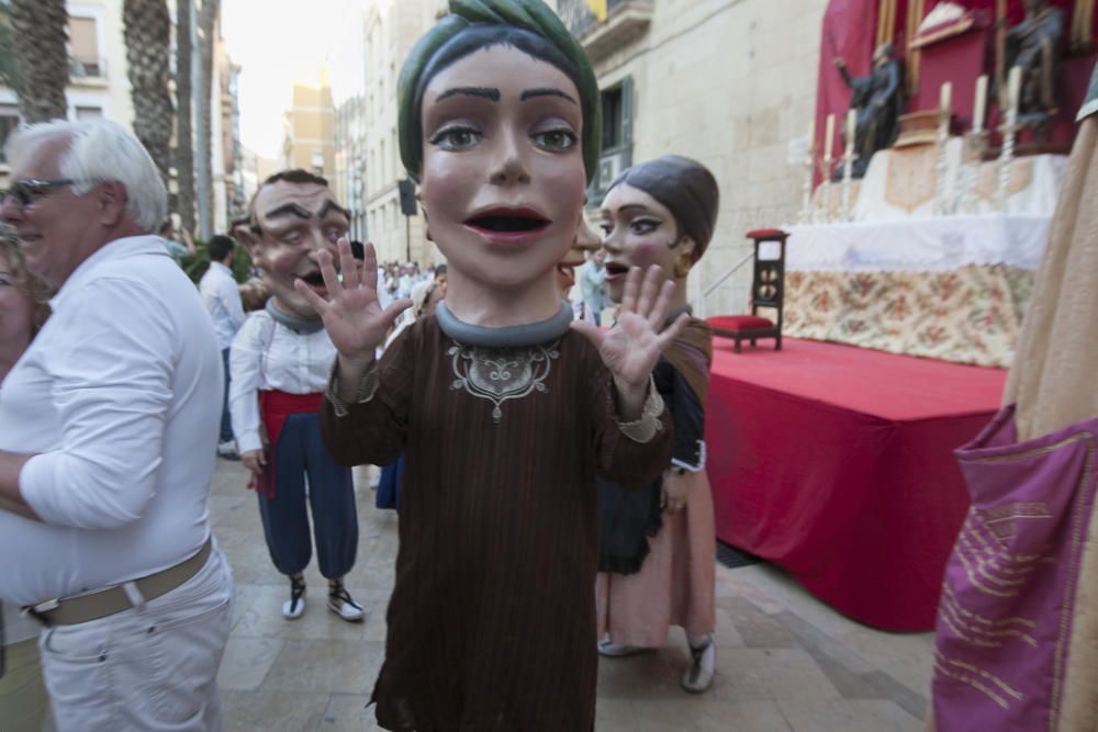 Los altares y cánticos impregnan de fiesta religiosa el casco antiguo de Alicante durante la procesión