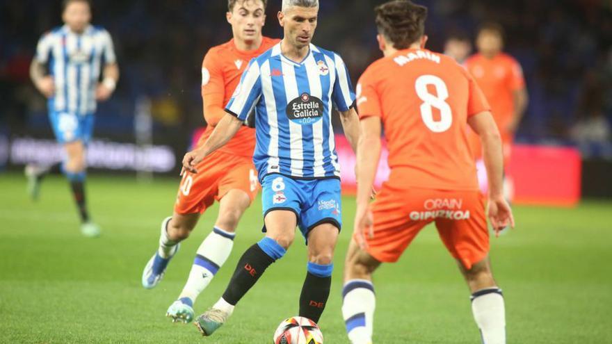 Salva Sevilla, durante el partido ante la Real B. |  // IAGO LÓPEZ