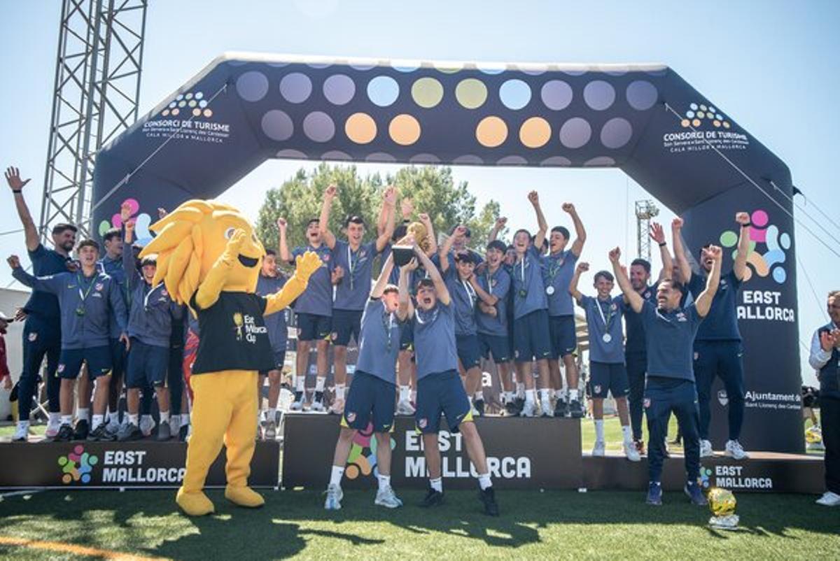 Los jugadores del Atlético de Madrid infantil celebran el título.