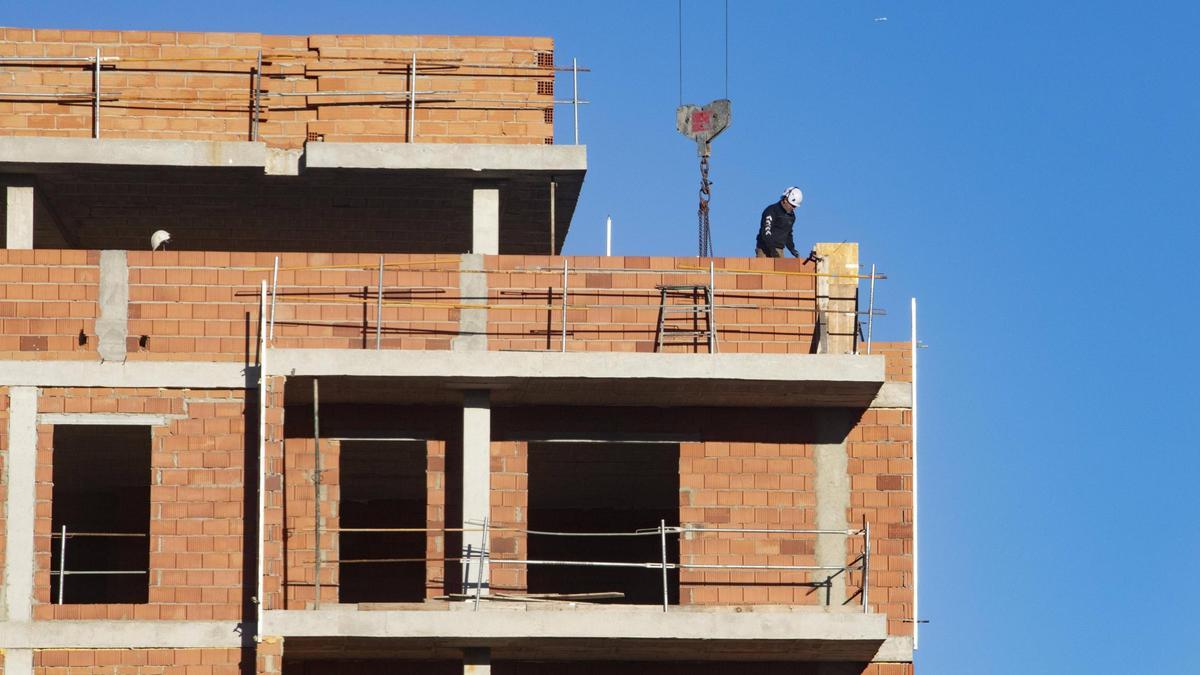 Trabajos de construcción de un bloque de pisos en el sector Palasiet de Xàtiva.