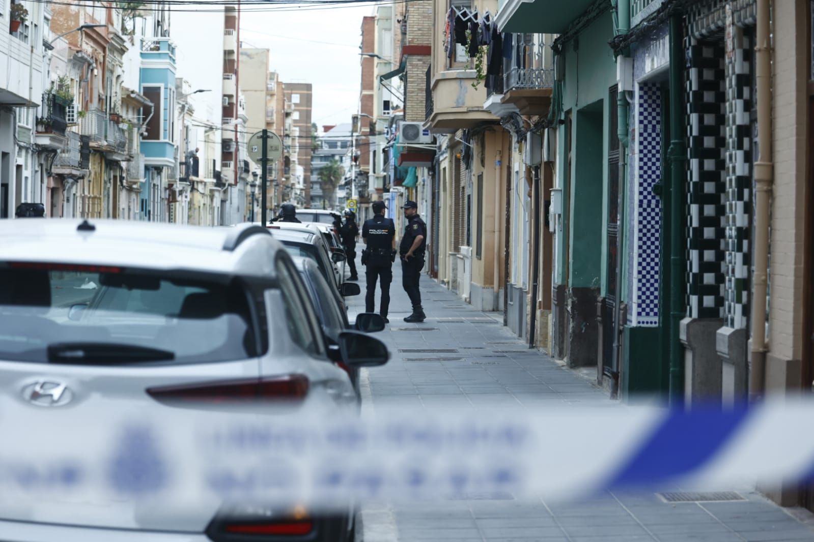 Un hombre se atrinchera en una casa del Cabanyal tras diparar a otro con una escopeta de perdigones