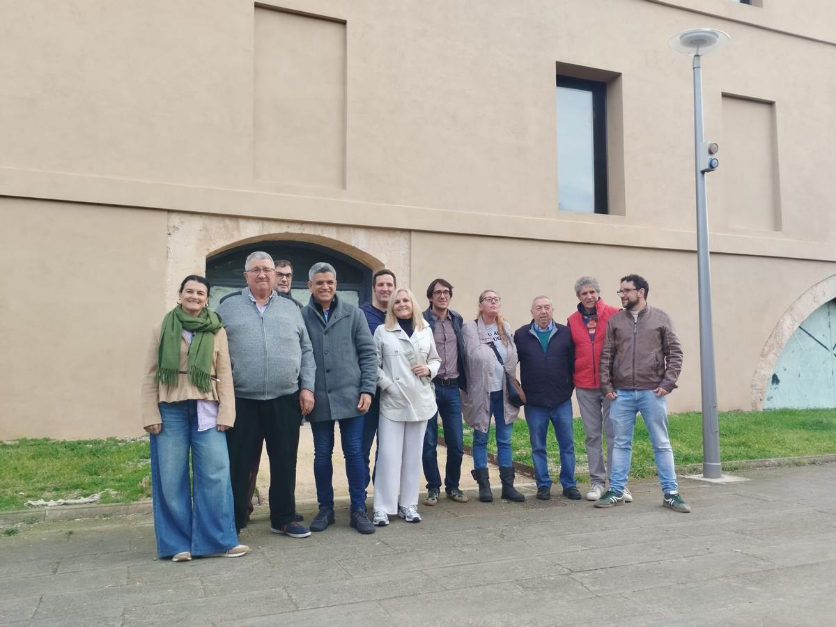 Negueruela, regidores socialistas y vecinos, frente a las Casas de Son Ametler.