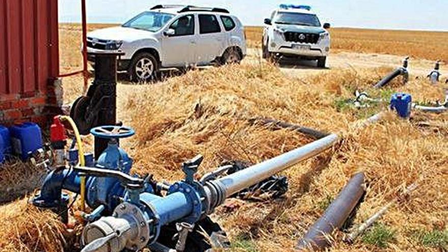 La Guardia Civil inspecciona en una finca una instalación de captación de agua dentro de la operacion Mizu.