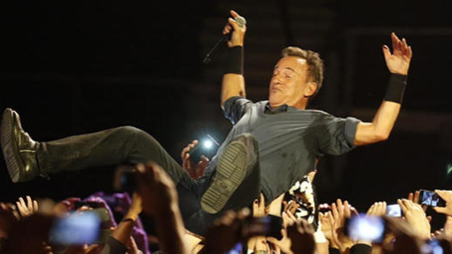 Springsteen levantado por el público