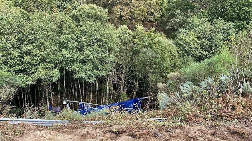 El camión en un barranco en la A-52.