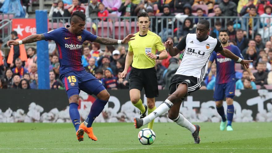 Kondogbia disputa el balón en el partido de ayer en el Camp Nou.