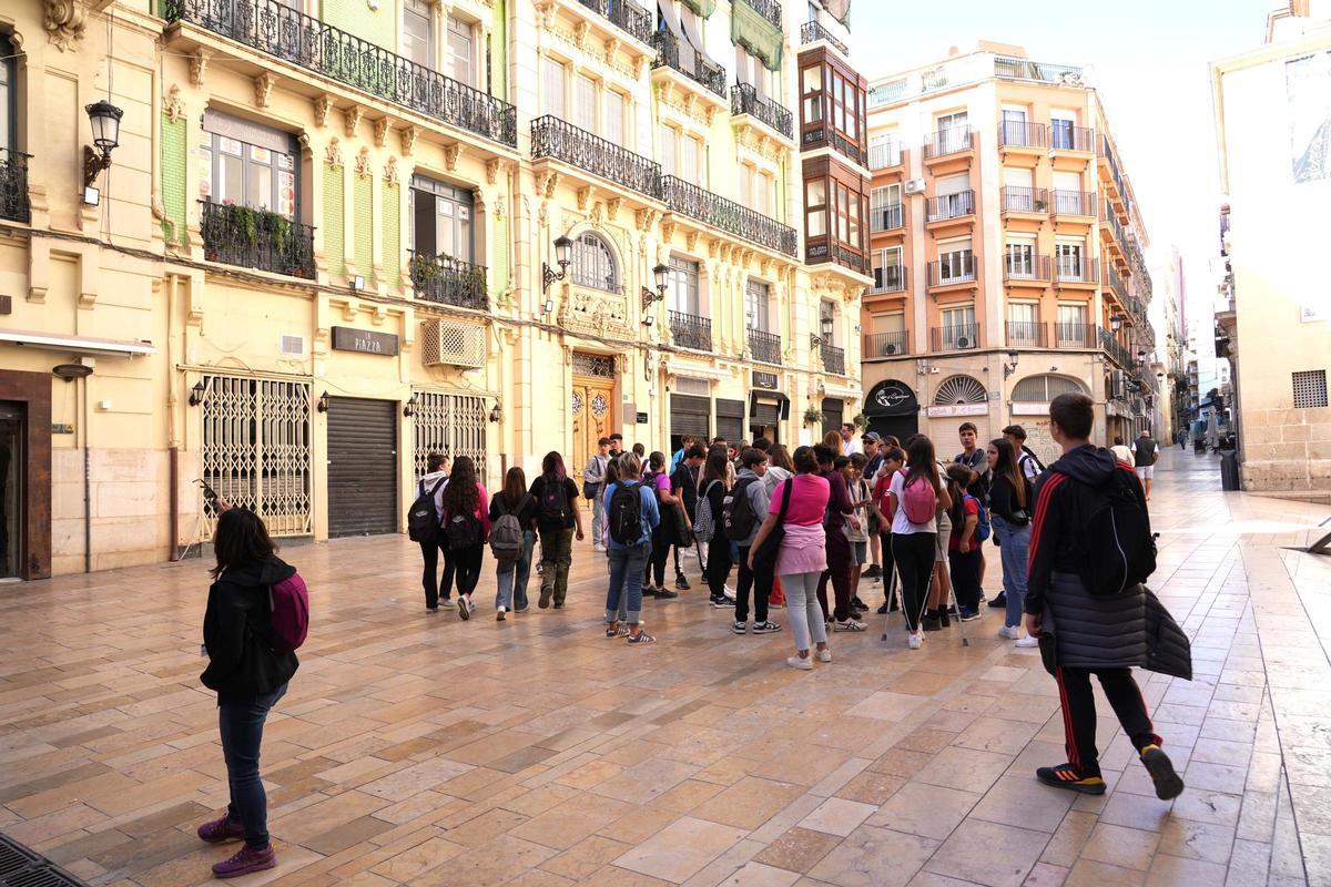 El grupo a la puerta de la Concatedral de Alicante