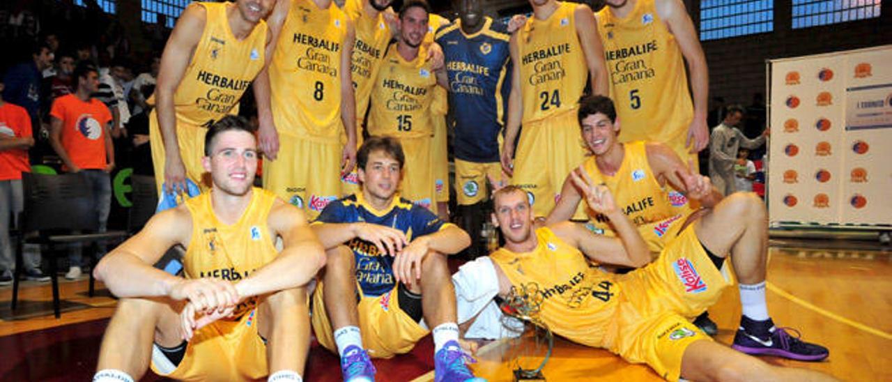 Los jugadores del Herbalife Gran Canaria posan con el trofeo conquistado al término del encuentro.