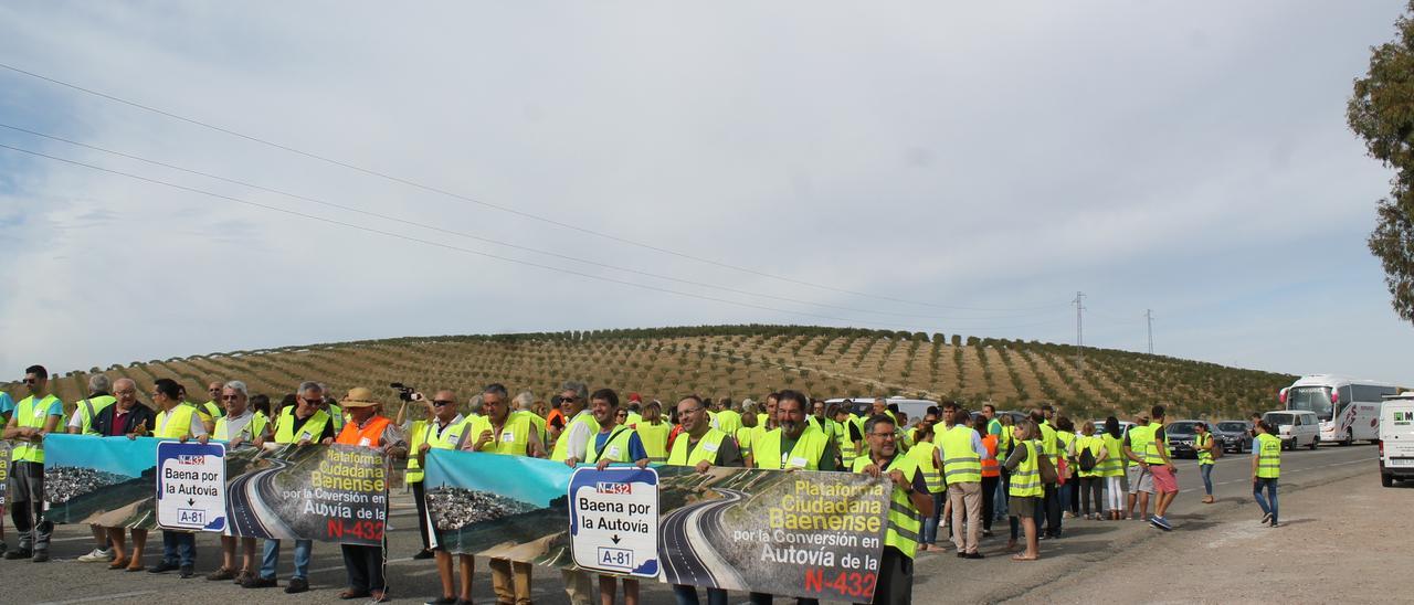 Uno de los cortes de la N-432 que ha llevado a cabo la plataforma pro autovía de Baena.