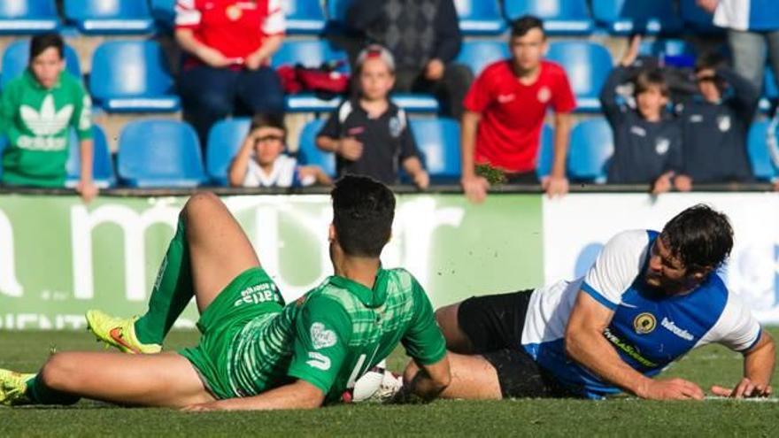 Mariano Sanz intenta rematar desde el suelo tras resbalarse cuando estaba en posición inmejorable.