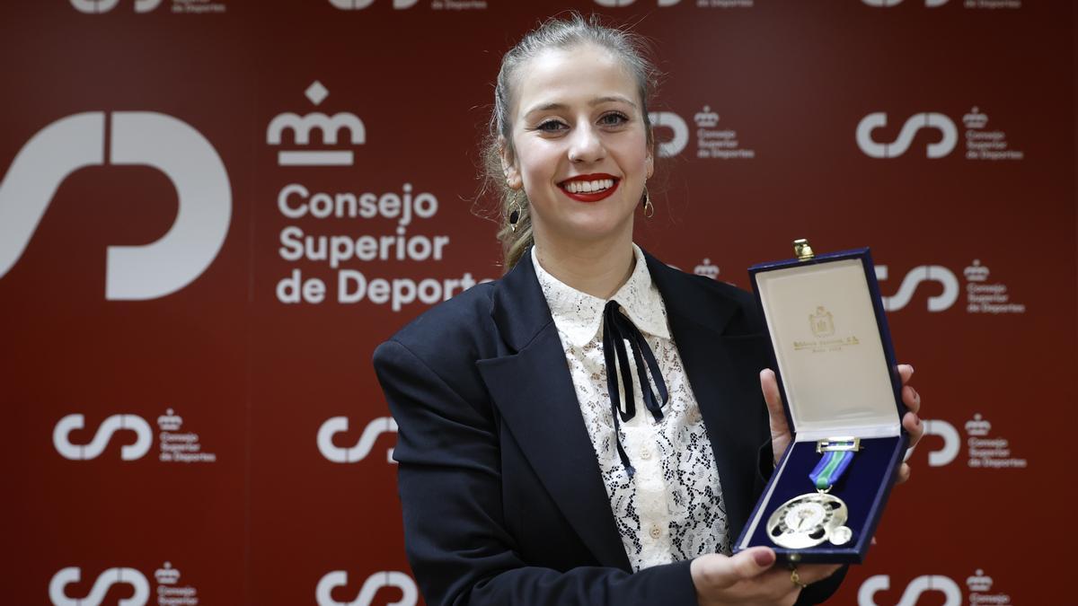 Desirée Vila muestra su Medalla de Oro de la Real Orden del Mérito Deportivo.