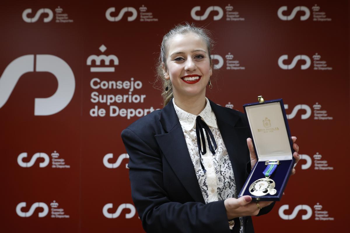 Desirée Vila muestra su Medalla de Oro de la Real Orden del Mérito Deportivo.