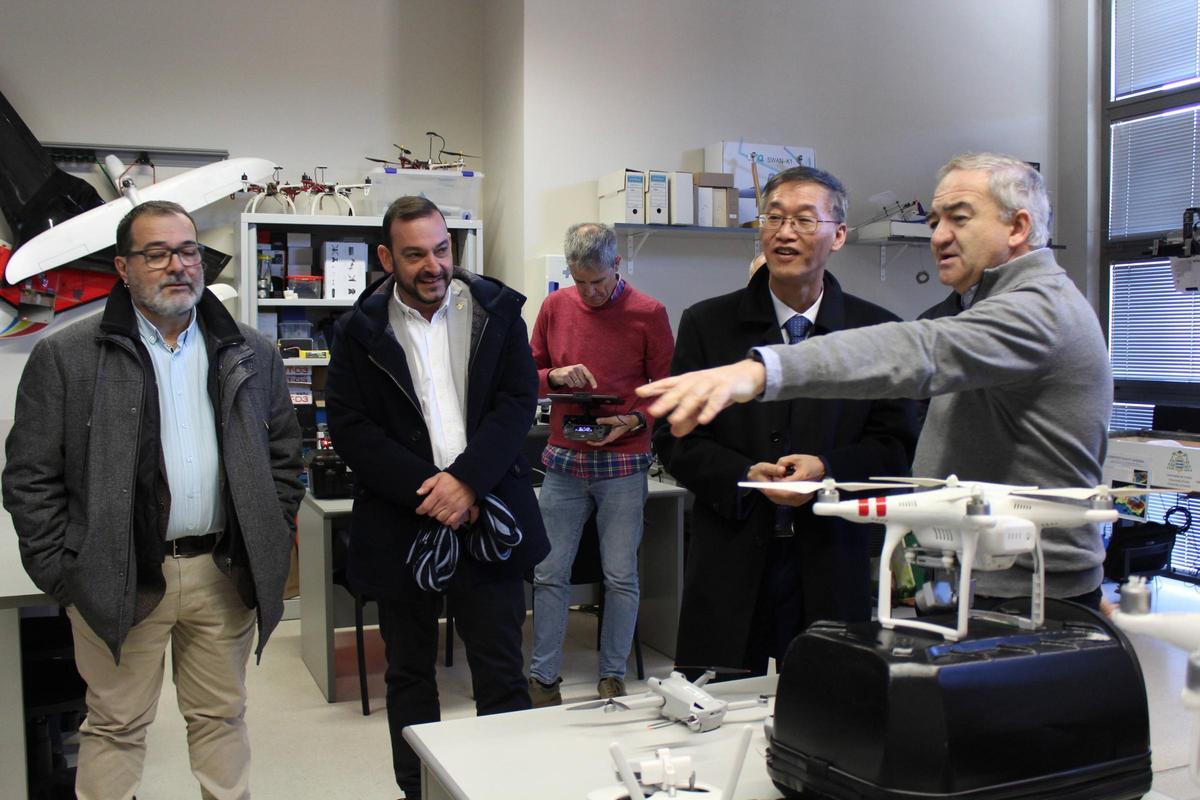 Roberto García y Manuel Ángel Álvarez, con el embajador chino Yao Jing, en Mieres en diciembre de 2024.