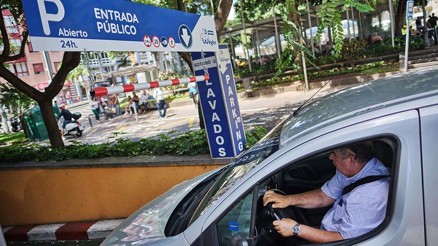 Los grupos reconocen el descontrol existente en los aparcamientos públicos.