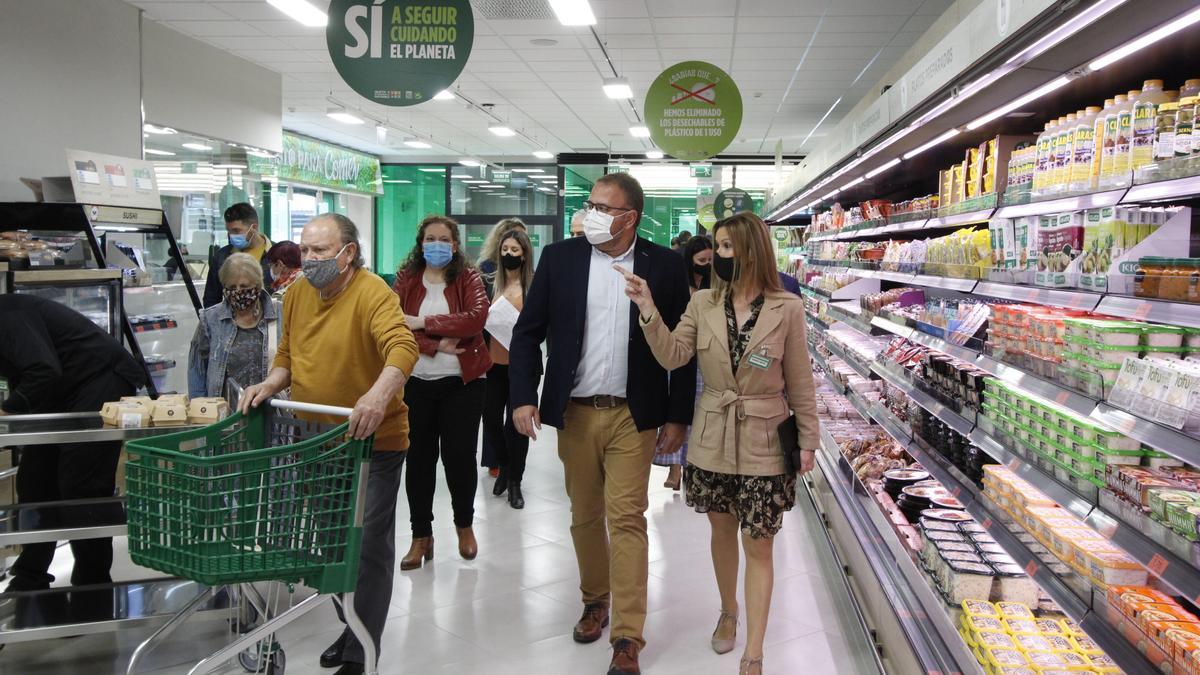 Visita del alcalde al nuevo supermercado de Mercadona en la ciudad.