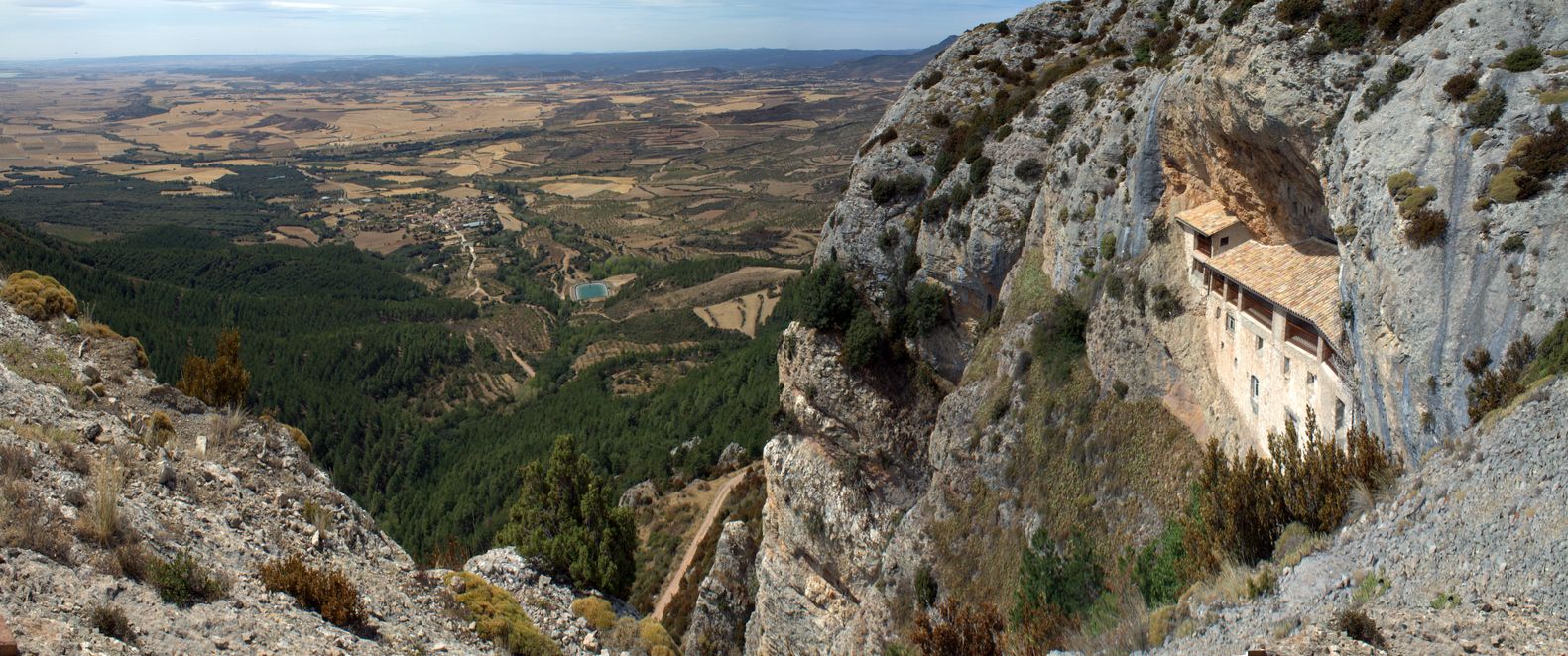 La ermita de la Virgen de la Peña enclavada en una pared de roca