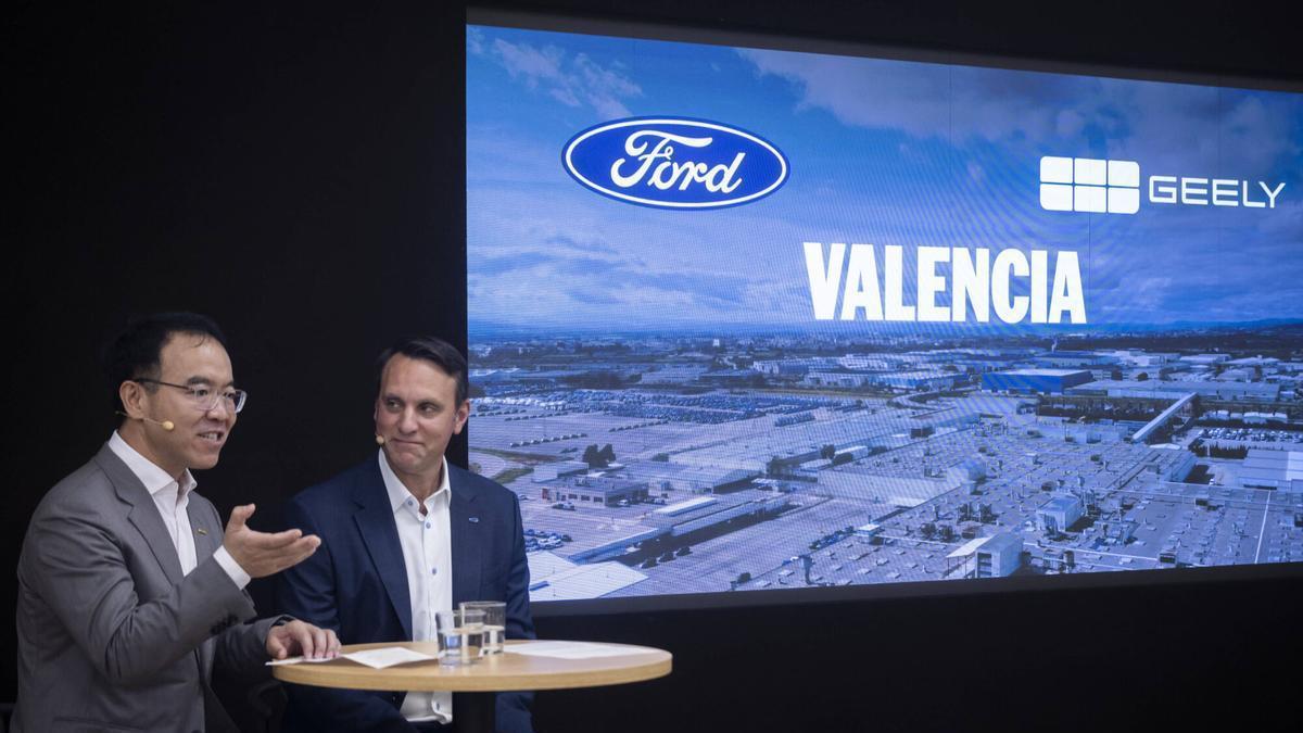 El vicepresidente ejecutivo de Geely, Victor Young, y el presidente de Ford Europa, Jim Baumbick, durante la presentación de la alianza.