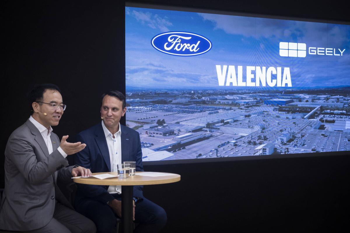 Almussafes. VLC. Presentacion del acuerdo entre Ford y Geely para compartir la propiedad de la factoria de Almussafes y producir cinco modelos en 2028. Victor Young, vicepresidente de Geely y Jim Baumbick presidente de Ford Europa