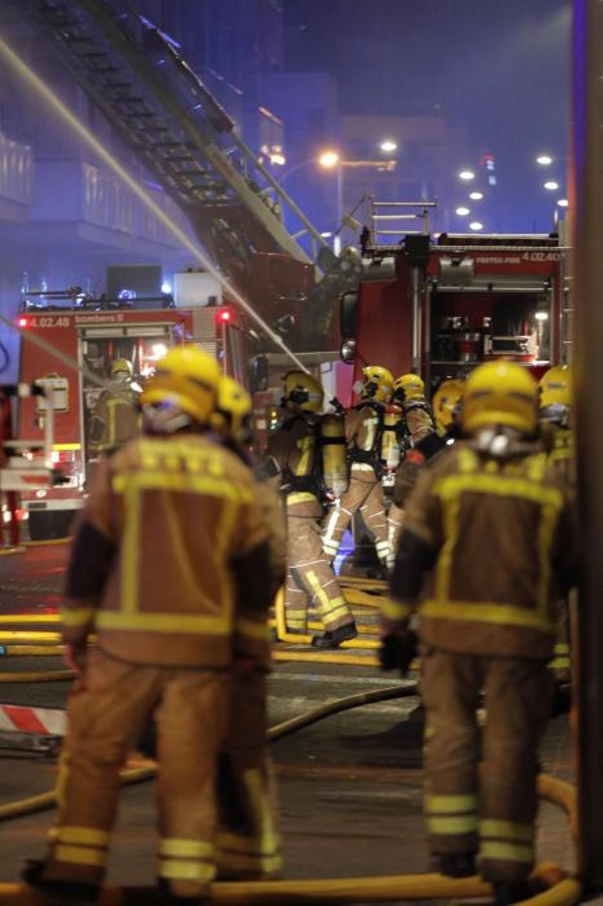Al menos dos muertos en el incendio en Badalona Al menos dos muertos en el incendio en Badalona