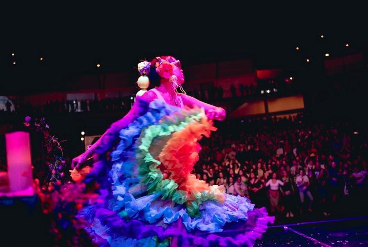 Bomba Estéreo fue la figura inaugural de la velada, con sus juegos de luces, su vestuario llamativo y ritmos caribeños efervescentes.