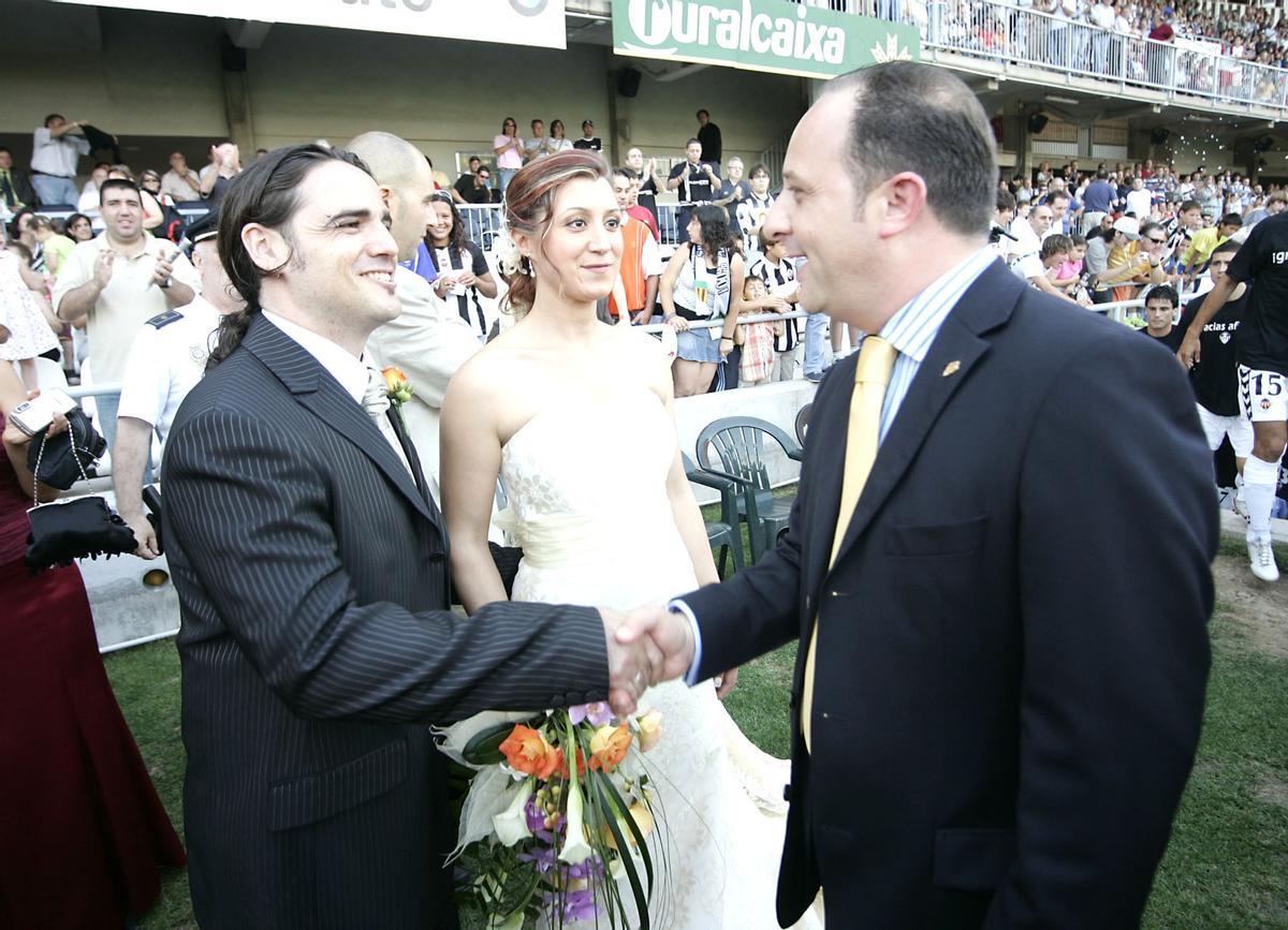 El presidente José Laparra saluda a los recién casados.