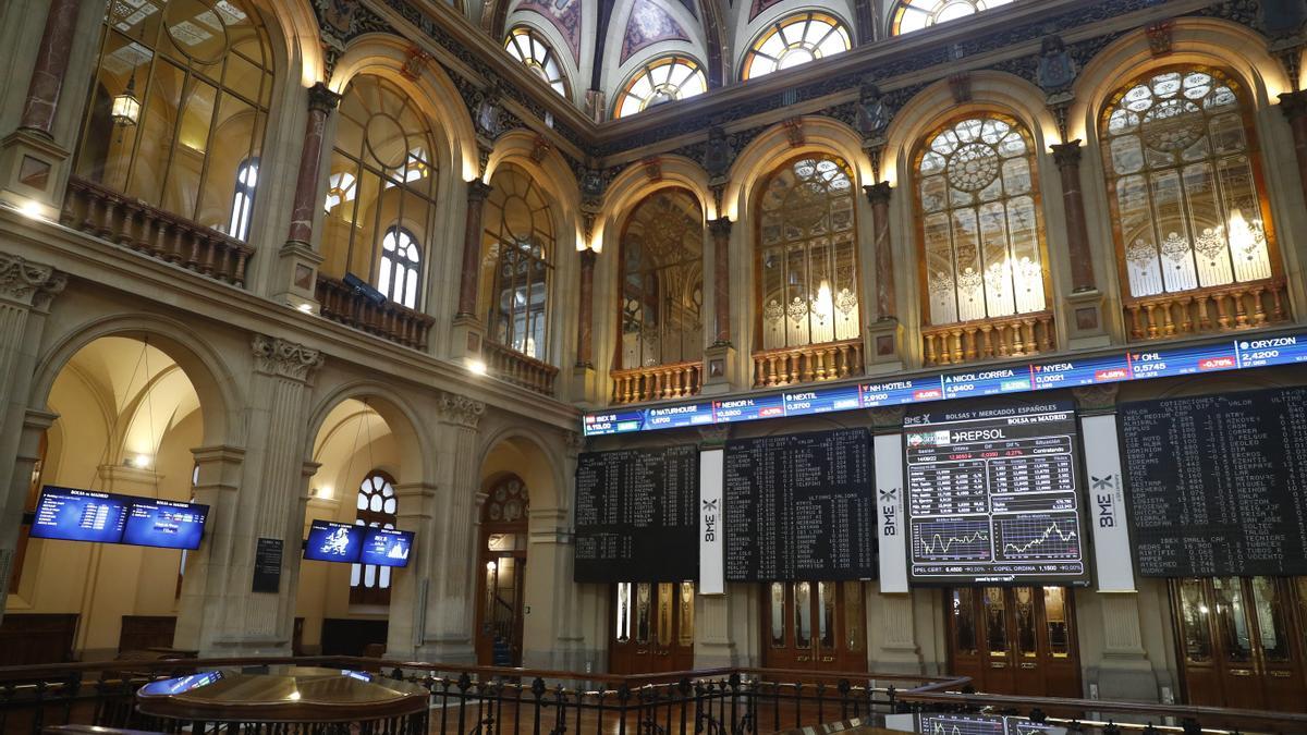 Paneles con los índices bursátiles en el Palacio de la Bolsa.