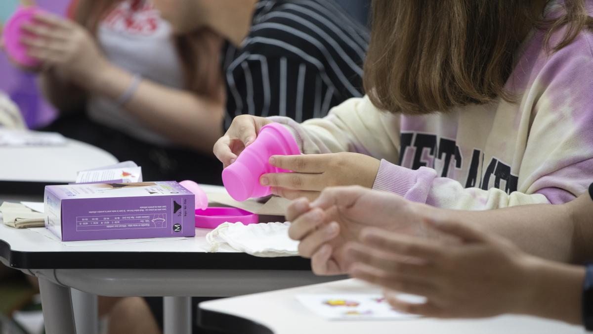 Govern inicia reparto de kits menstruales reutilizables a alumnas 3º de ESO