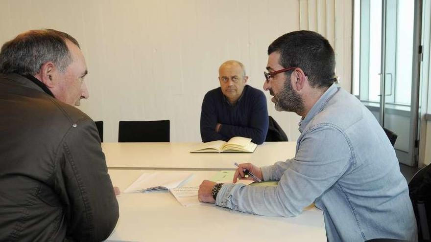 Antonio Rodríguez, Xosé Manuel Hermida y Francisco Vilariño, ayer por la tarde, durante su reunión en las dependencias municipales. // Bernabé/Javier Lalín