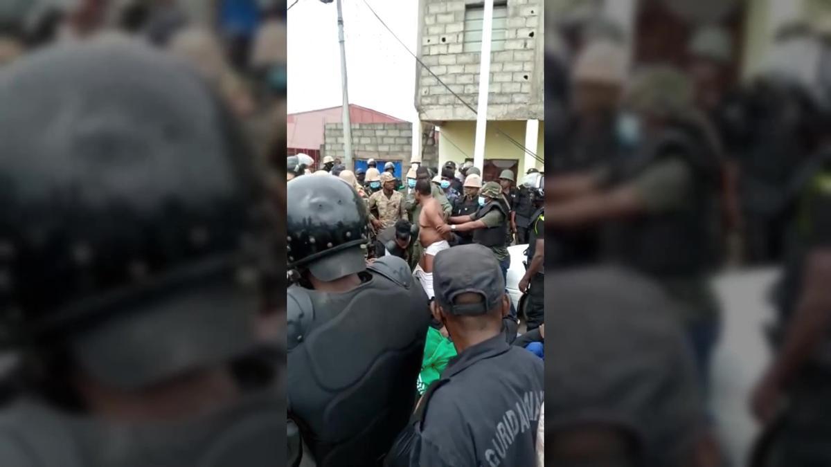 El líder opositor Gabriel Nsé Obiang fue humillado al entregarse voluntariamente a la policía.