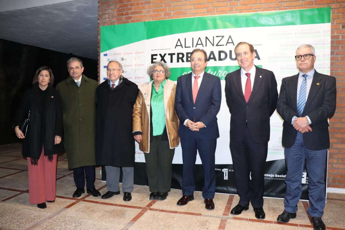 Autoridades. Representantes de la Uex y del programa de emprendimiento.