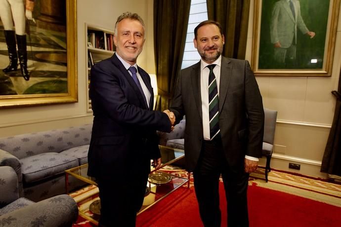 Ángel Víctor Torres mantiene un encuentro en Madrid con el ministro Ábalos