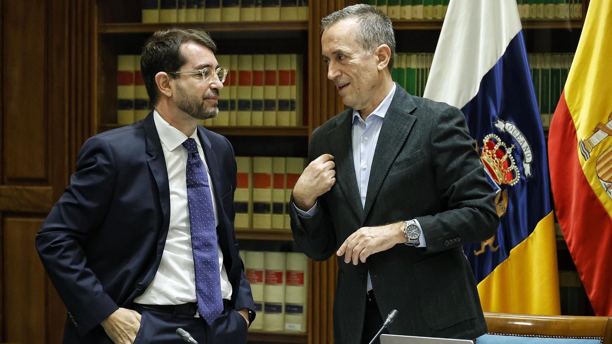 Antonio Olivera (i) y José Miguel Ruano (d) conversan antes de iniciar sus comparecencias en el Parlamento.