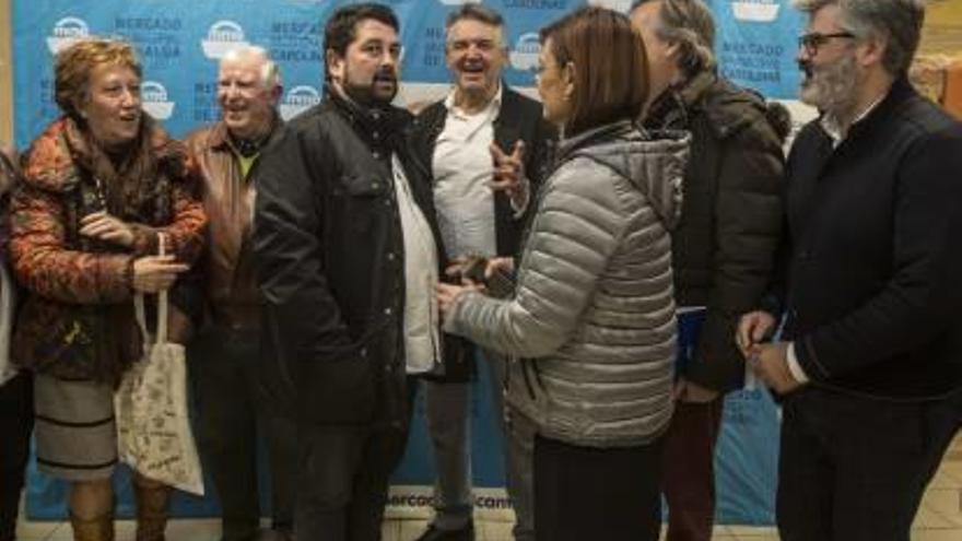 El director general de Comercio, Natxo Costa, tercero por la izquierda, con los comerciantes, ayer.