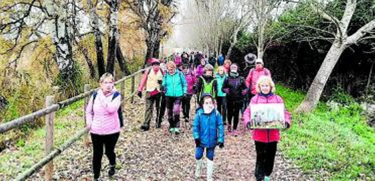 La Colla Excursionista de Vilanova del Camí celebra el Nadal amb la pujada del pessebre  | AJ. VILANOVA DEL CAMÍ