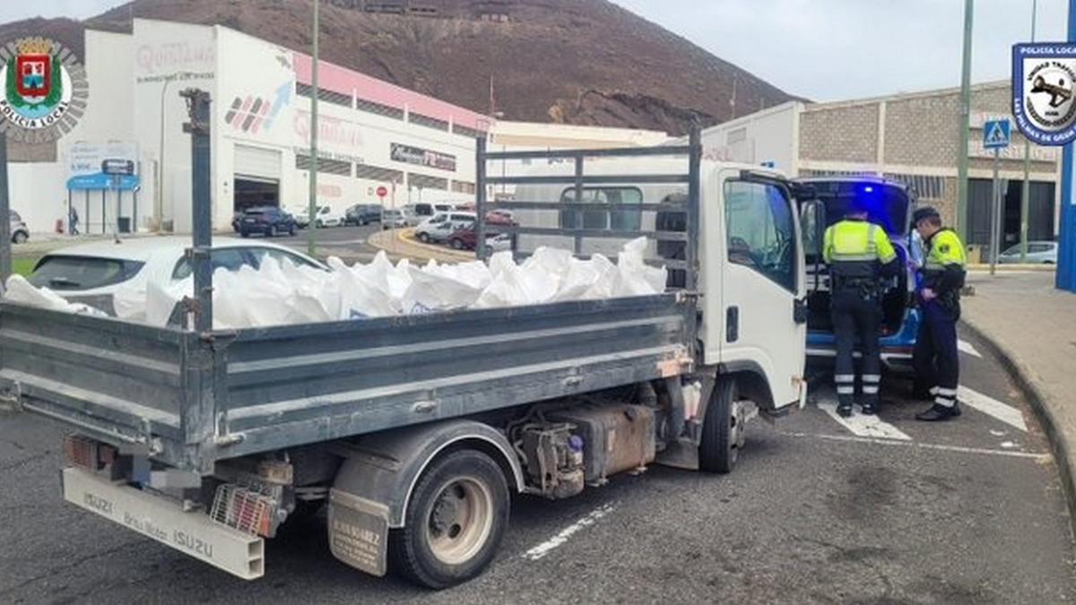 Dos vehículos multados por exceder el peso máximo de carga en Las Palmas de Gran Canaria.