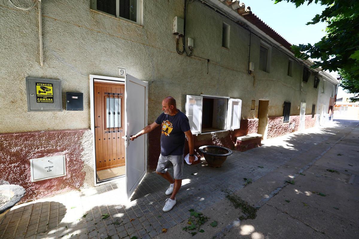 El entorno de la casa de Pedro durante la riada y un año después.