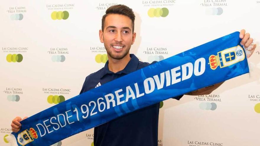 Varela, ayer, con la bufanda del Oviedo en su presentación.