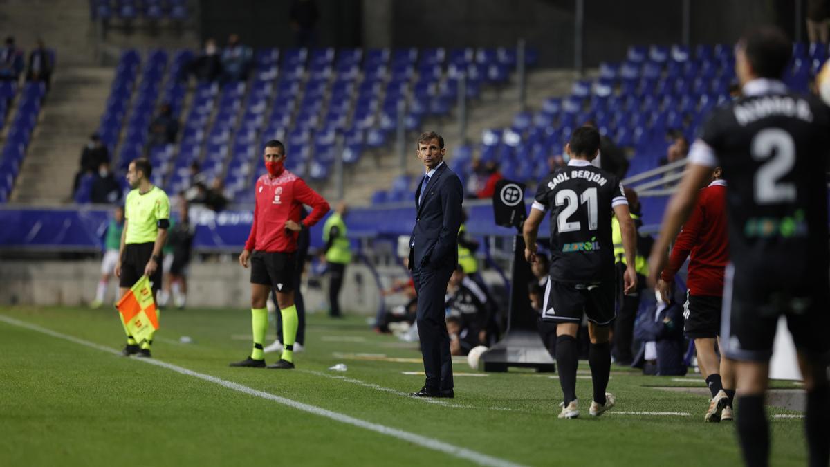 Berjón camina por la banda del Tartiere, con Ziganda mirándole a fondo