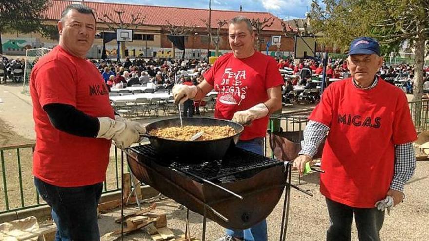 Cuinant les &#039;migas&#039;, de les quals es van repartir 300 racions